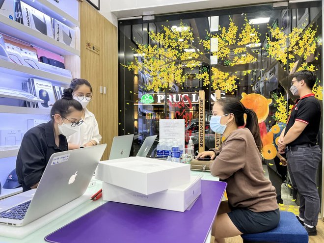 Khach Hang Khong Ve Que Nha Ban Le Di Dong Ban Xuyen Tet 797 6273030 1