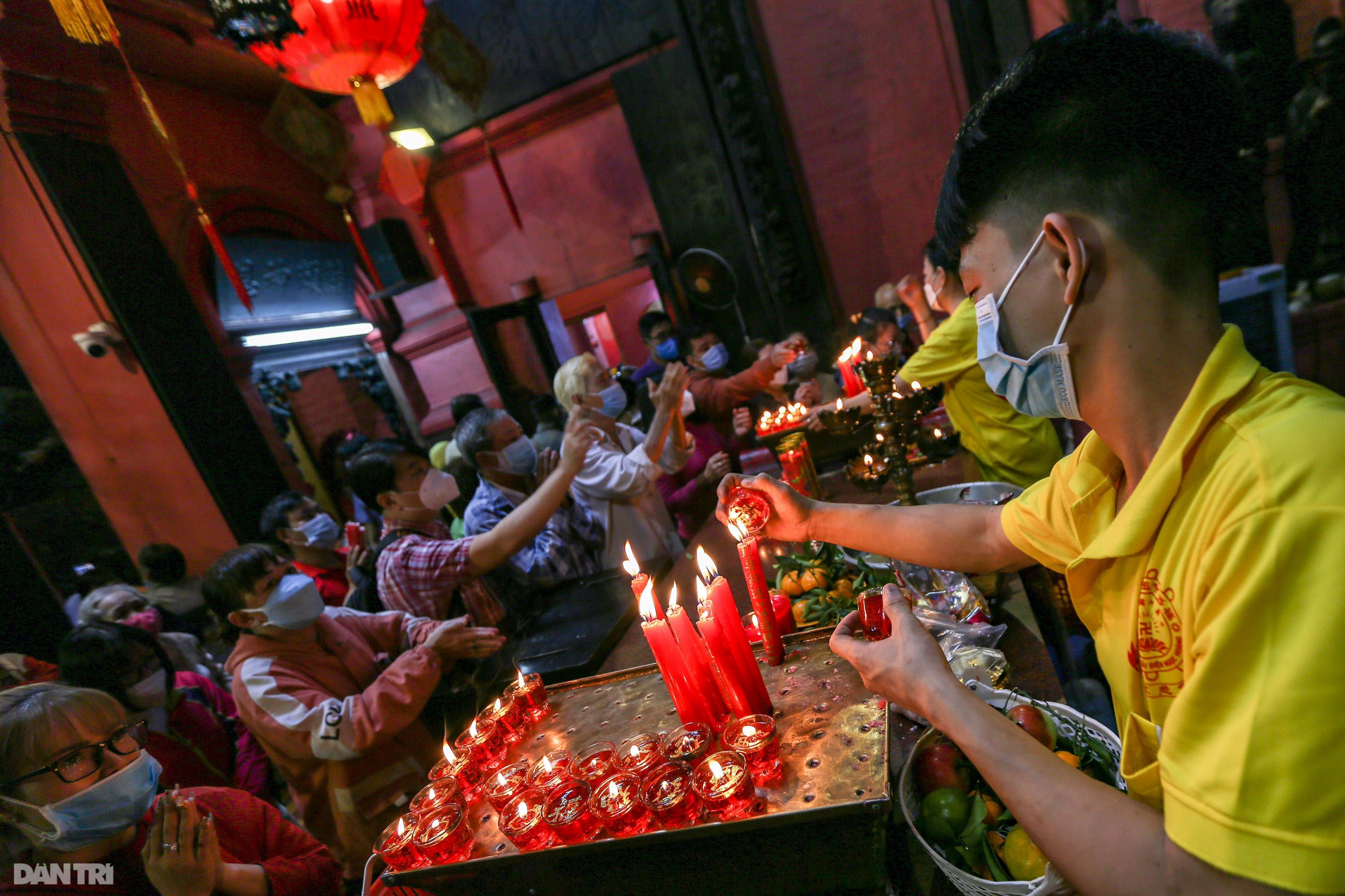 Nguoi Dan Tphcm Do Xo Di Cung Via Ngoc Hoang Thuong De 5d9 6306387 1