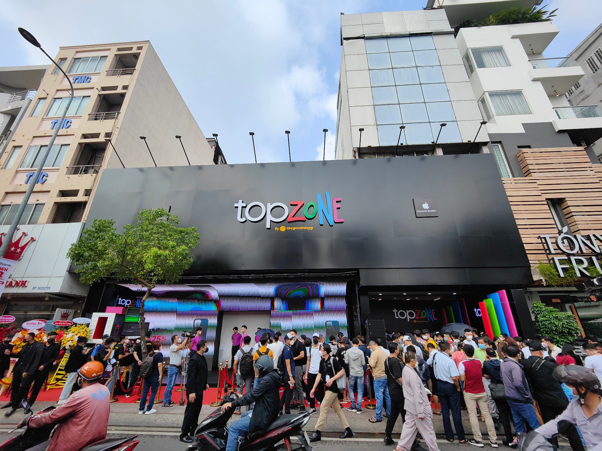 Topzone Ra Mat Cua Hang Uy Quyen Apple Tai Tphcm 3bc 6399532 2 1