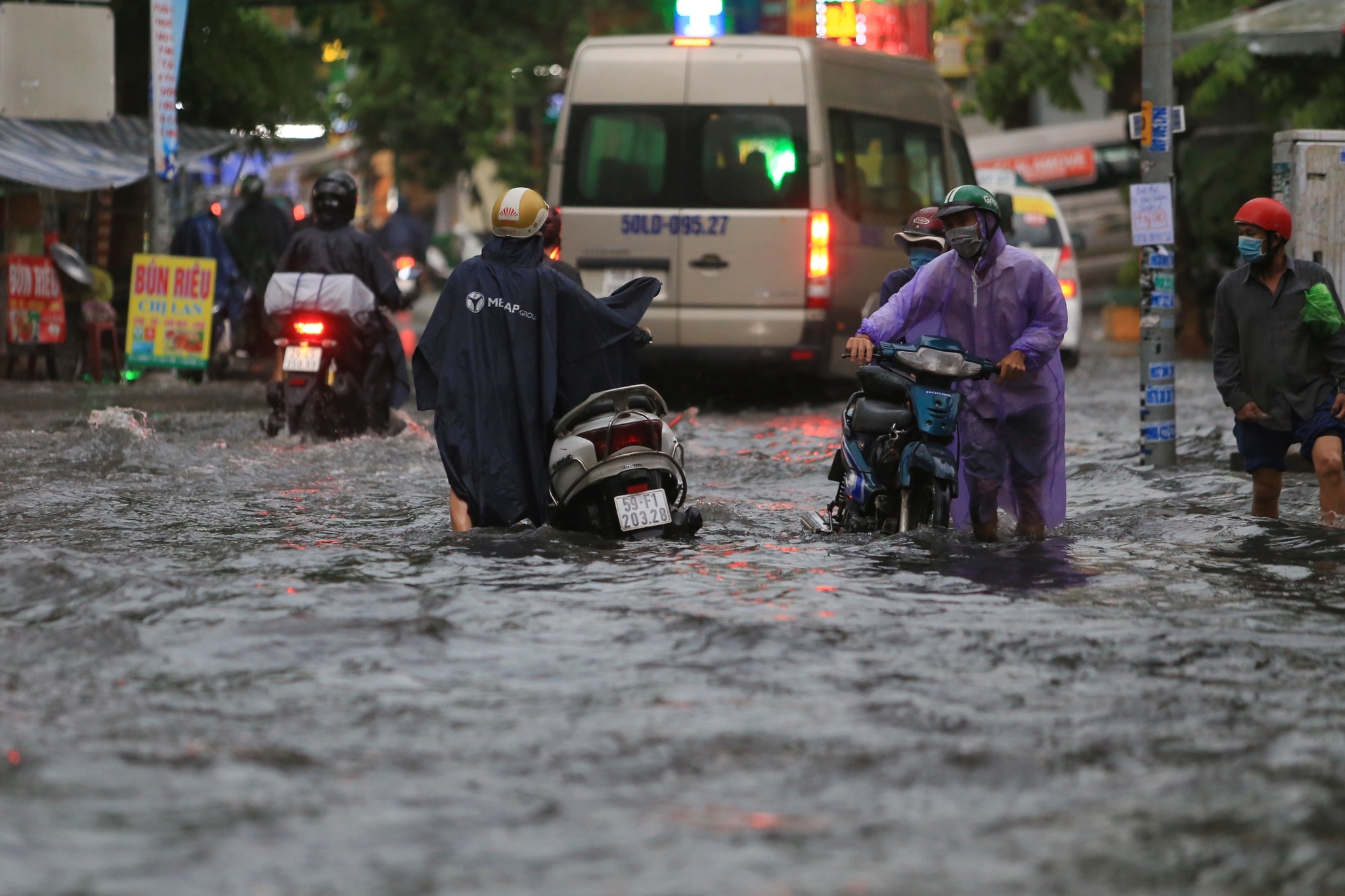 Den Luc Tphcm Tinh Chuyen Song Chung Voi Nuoc D01 6612277