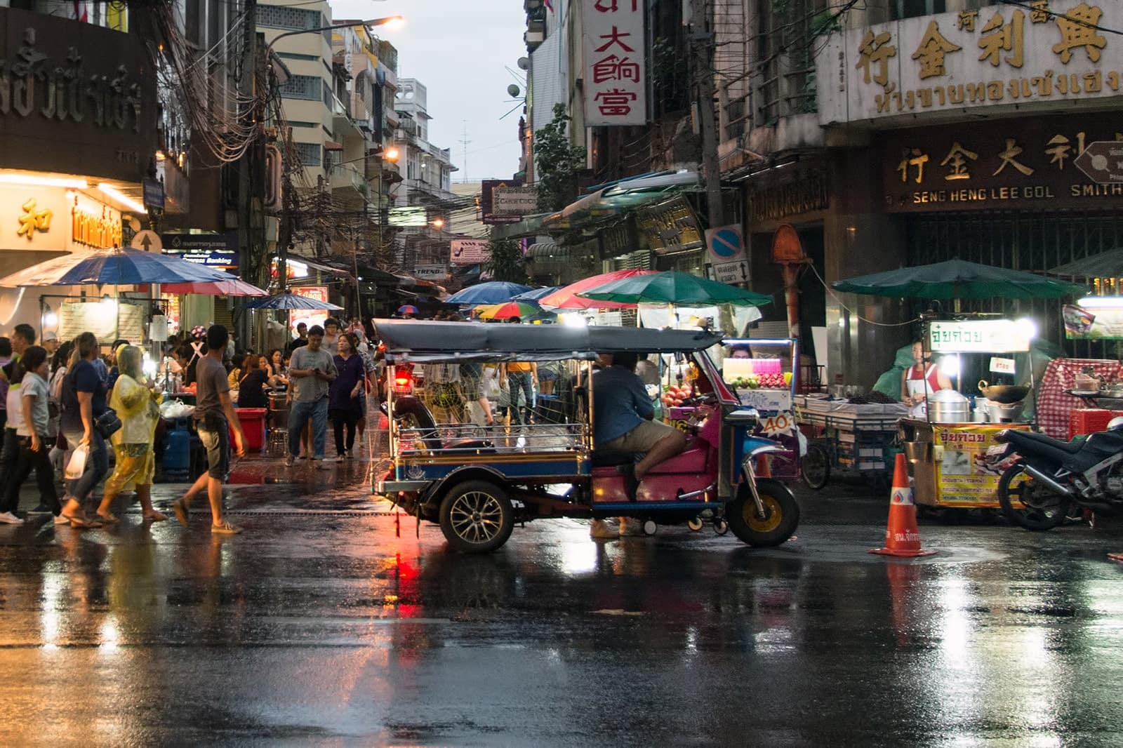 Trải nghiệm gì khi du lịch Bangkok vào ngày mưa?