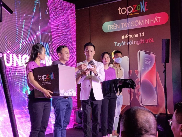 Loạt đại lý điện thoại mở cửa xuyên đêm giao iPhone 14 cho khách hàng