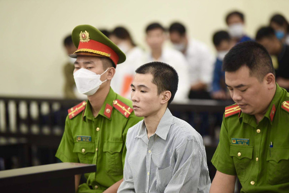 Tử hình kẻ đóng đinh vào đầu bé gái con của nhân tình