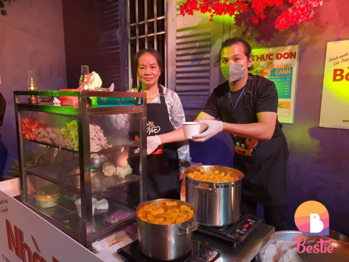 Trấn Thành bao nguyên gánh bánh canh 300k hot nhất Sài Gòn đãi cả showbiz, đem lên phim điện ảnh