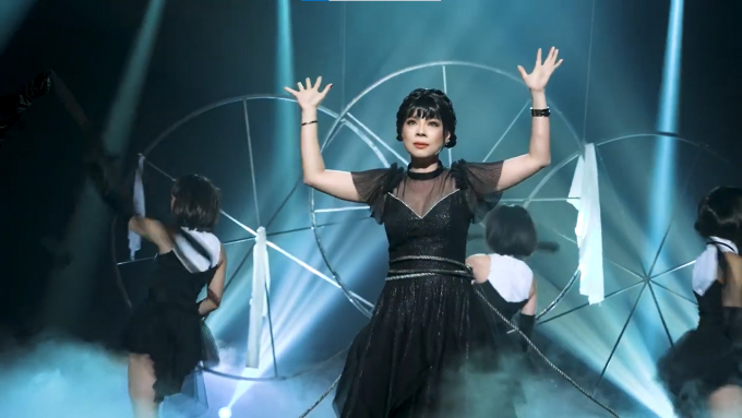 Thanh Thảo hóa “bé Tư” Wednesday, cover Bên Trên Tầng Lầu thế nào mà ai cũng đòi “nhốt” trong lâu đài?