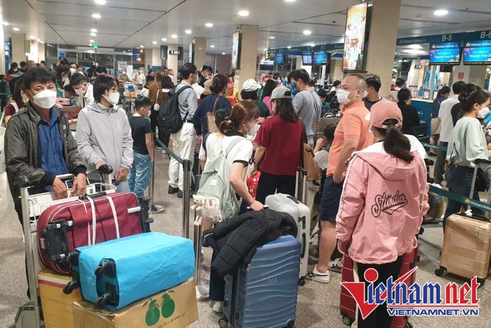 4 giờ sáng, sân bay Tân Sơn Nhất đông kín người về quê đón Tết
