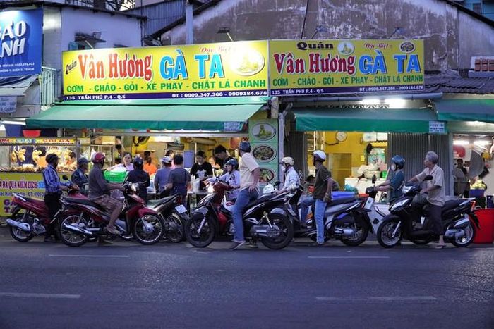 Người dân TP HCM xếp hàng mua gà cúng tiễn đưa ông bà