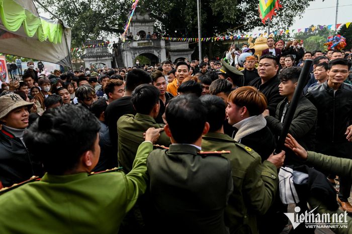 Ẩu đả, văng tục chửi thề để cướp bằng được manh chiếu sinh con trai