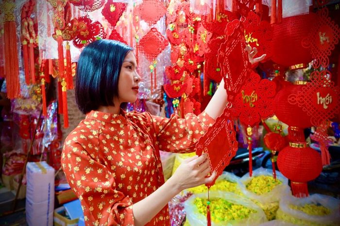 Người Sài Gòn háo hức mang Tết 2023 về nhà