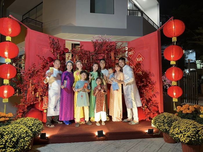 Sao Việt khoe ảnh sum họp ngày Tết cùng gia đình