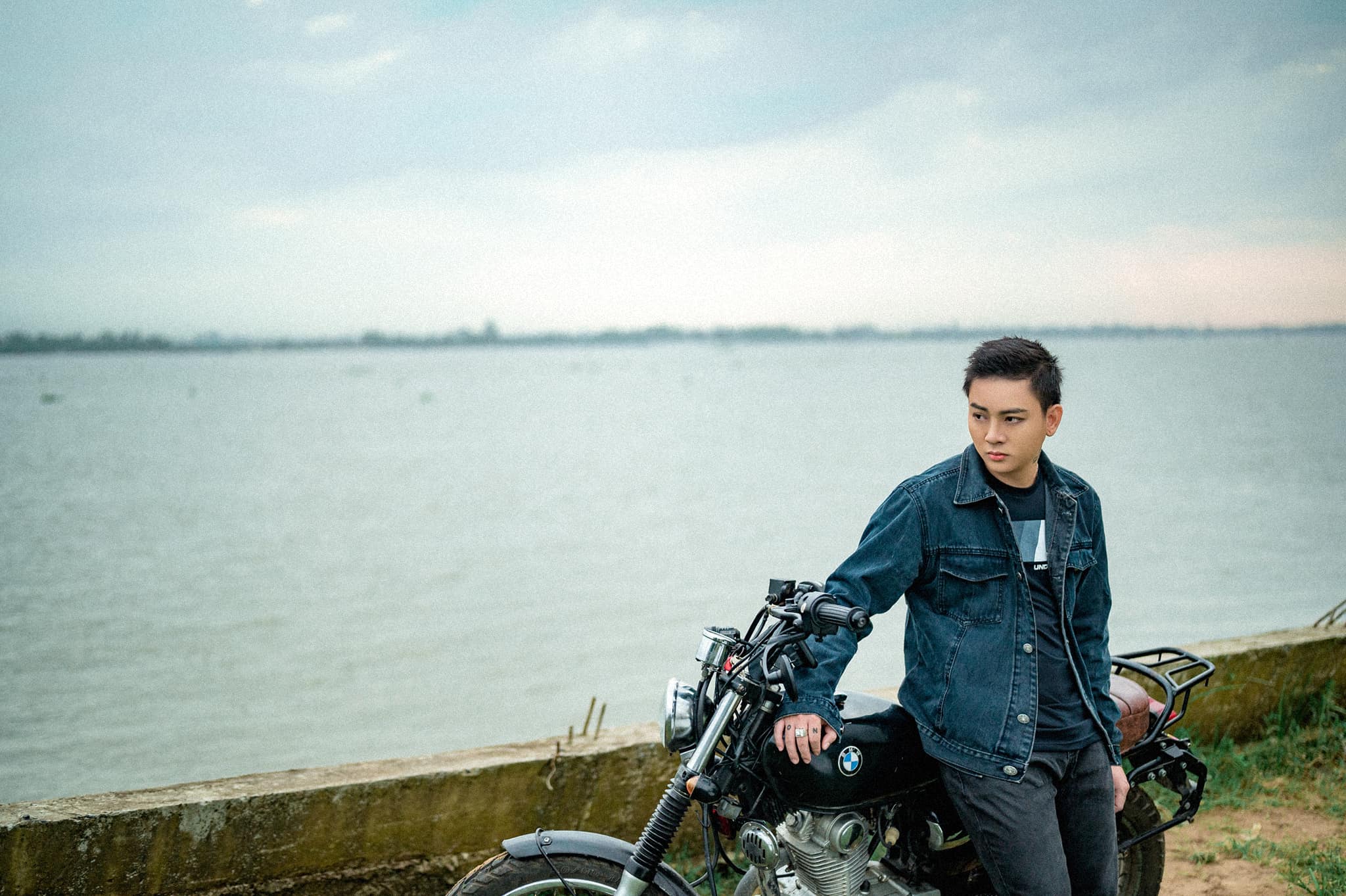 Phản ứng bất ngờ của Hoài Lâm, Chi Pu khi bị chê giọng hát