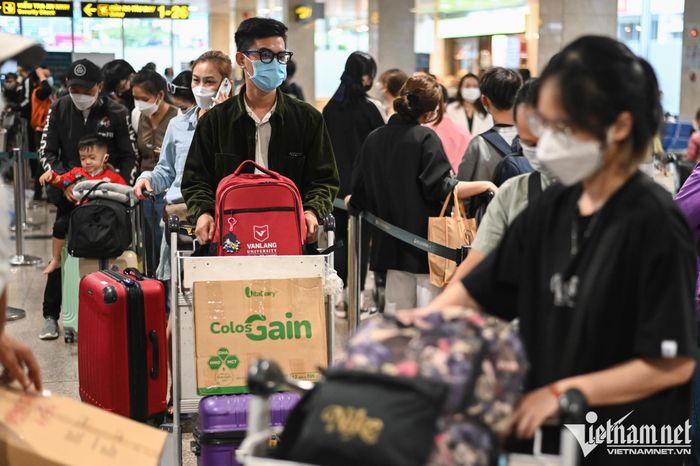 Người dân lỉnh kỉnh đồ đạc ra sân bay về quê ăn Tết sớm