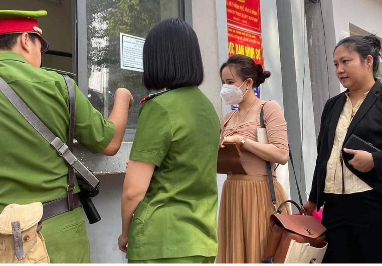 Ca sĩ Vy Oanh lên tiếng về hình ảnh có mặt tại Công an TP HCM