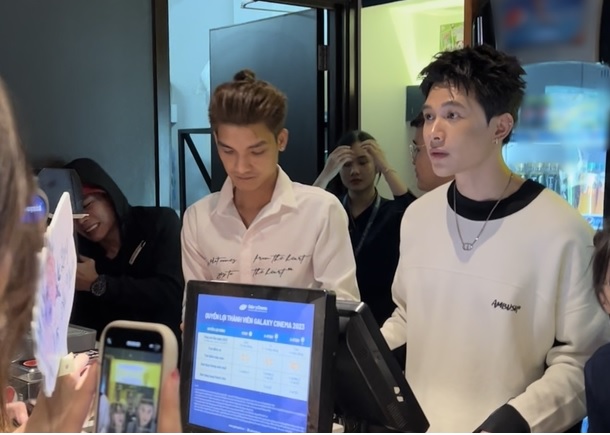 Bắt gặp Anh Tú bán bắp ở rạp phim, dân mạng trầm trồ với nhan sắc thật của nam chính Siêu Lừa Gặp Siêu Lầy