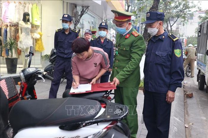 Hà Nội ra quân xử lý vi phạm vỉa hè