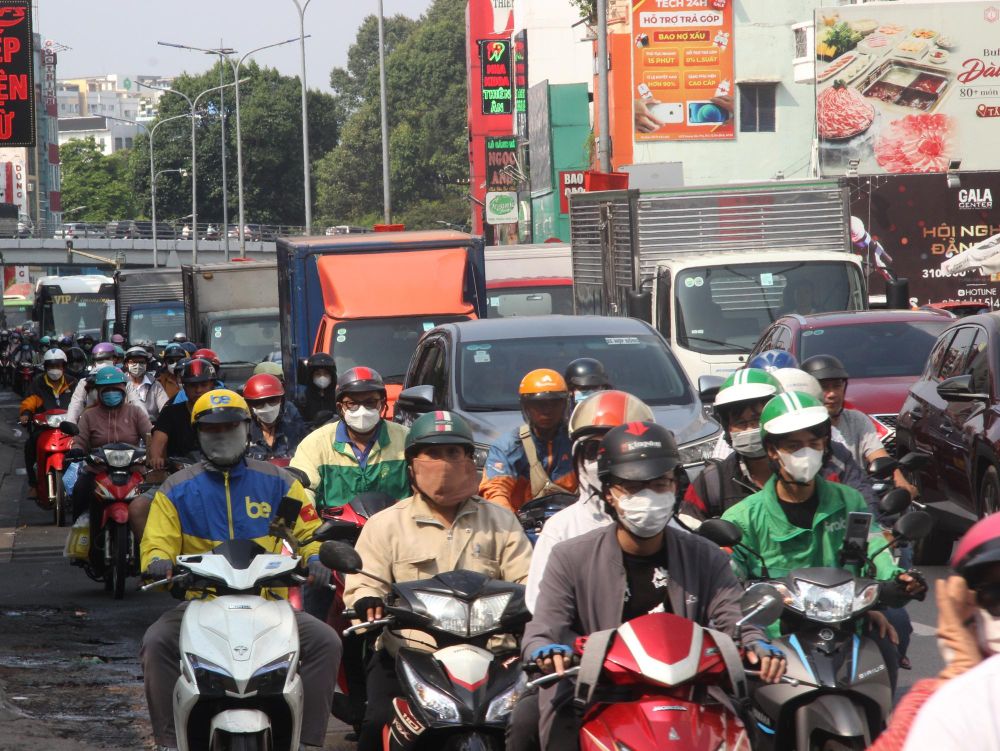 Các cửa ngõ TP.HCM ken cứng khi người dân ùn ùn về quê nghỉ lễ 30/4 – 1/5