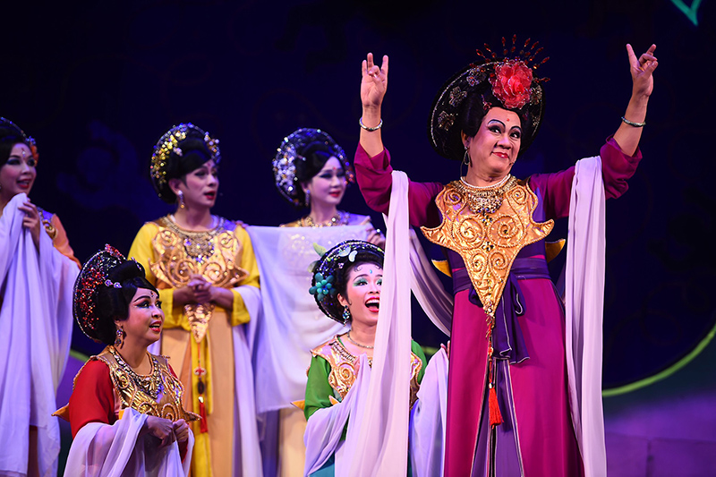 Nghẹn ngào khoảnh khắc NSƯT Hữu Châu ôm NSƯT Thành Lộc chào tạm biệt sau suất diễn cuối cùng của ‘12 Bà Mụ’