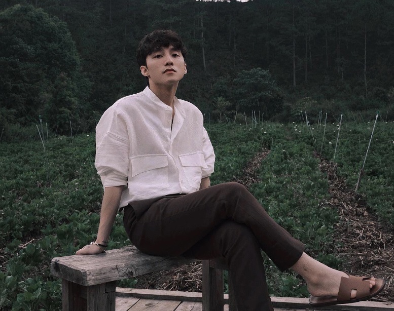 Sơn Tùng M-TP xuất hiện khoe vẻ điển trai, hé lộ một điều khiến fan hoang mang