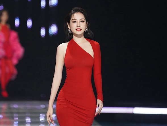 Chiếc váy ‘hoa hồng’ siêu đặc biệt của Chi Pu tại sân khấu quốc tế