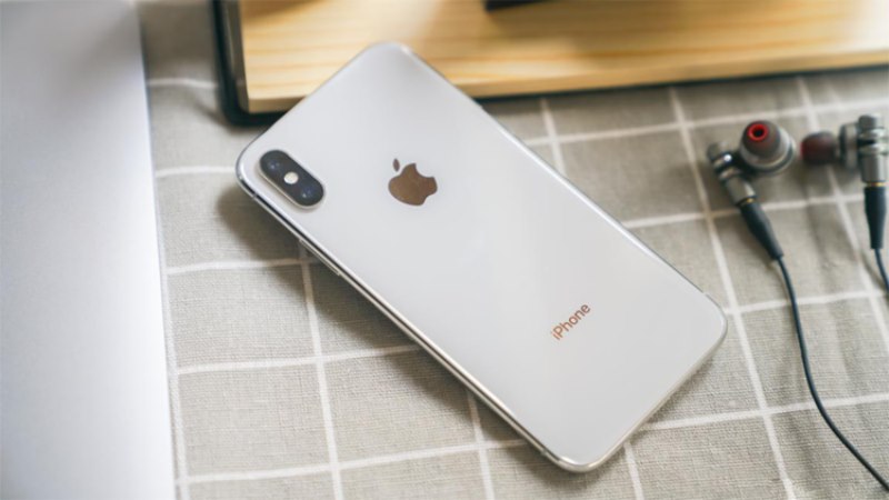 Vì sao nên úp màn hình điện thoại xuống mặt bàn?