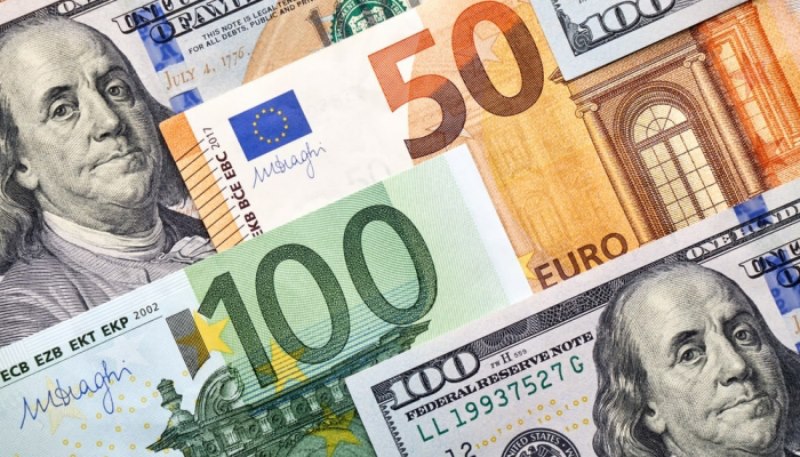 Đồng euro trượt giá, USD chạm đỉnh 2 tháng