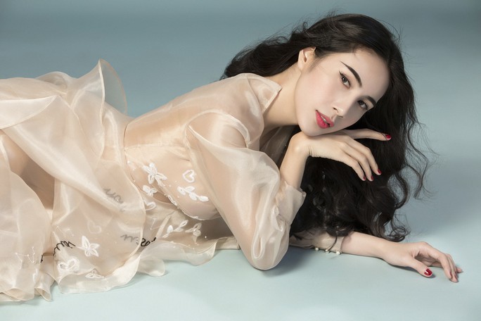 Dân mạng dậy sóng với lời giải thích đếm nhầm tiền từ thiện của Thủy Tiên