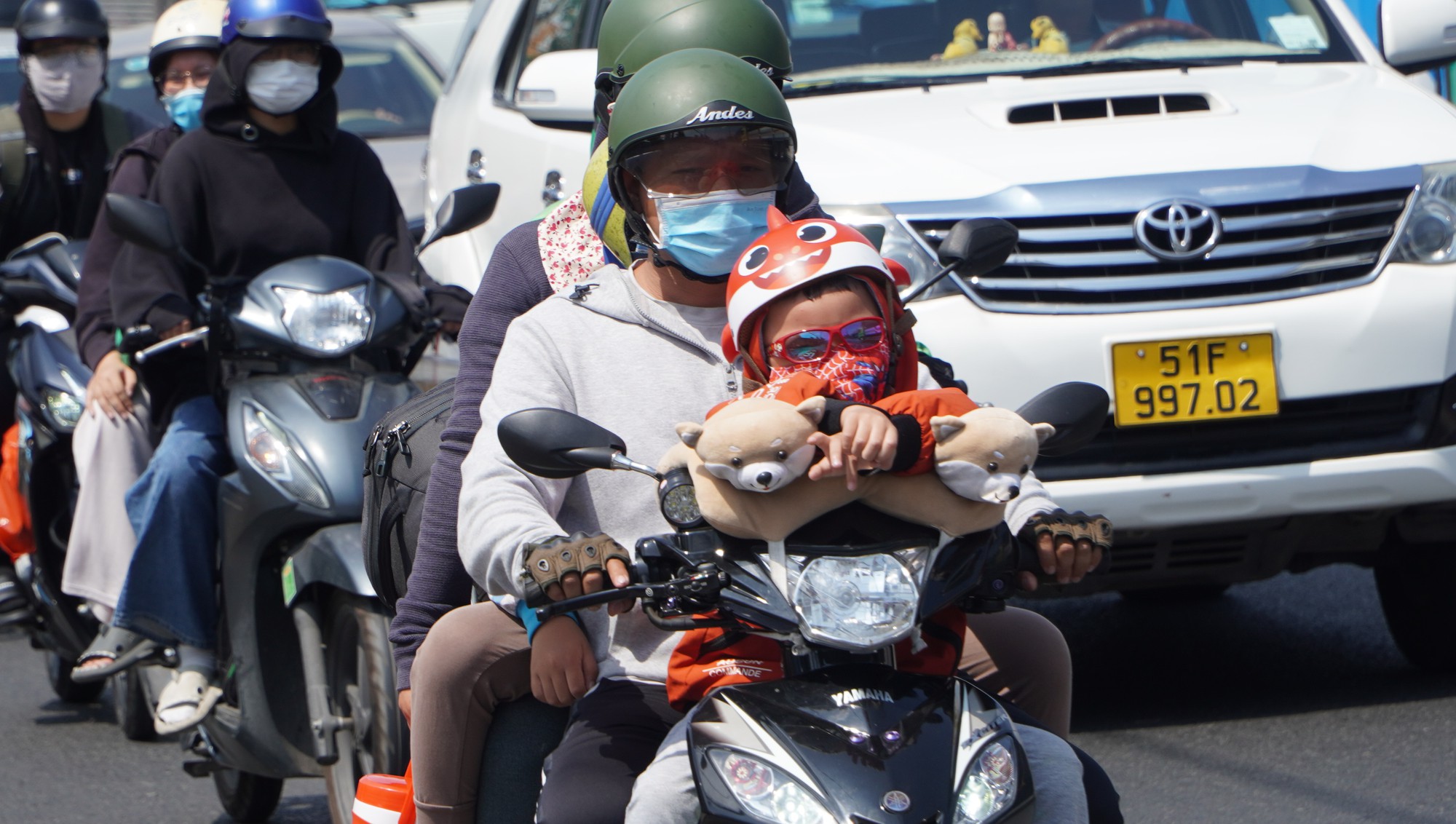 Người dân đội nắng đổ về TP HCM sau kỳ nghỉ lễ