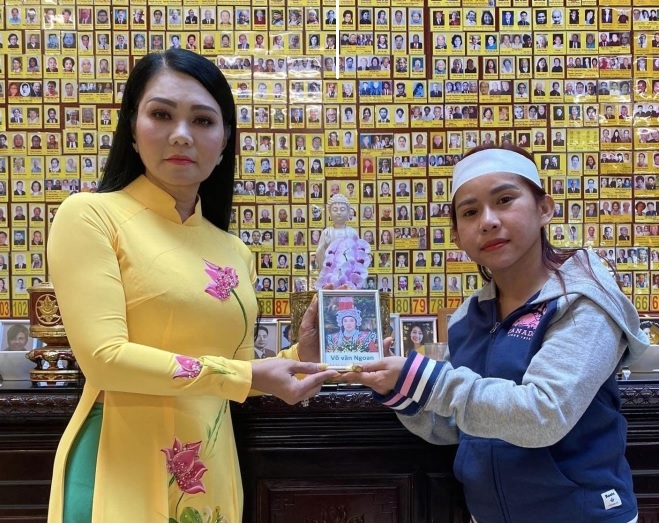 Sao Việt 12/6: Bình Tinh làm lễ 100 ngày mất cho cha nuôi Vũ Linh dù đang ở Pháp