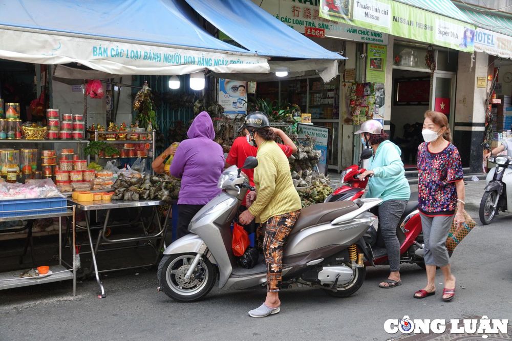 Khách mua vài cái ‘ăn lấy vị’, tiểu thương bán bánh dịp Tết Đoan Ngọ than ế ẩm
