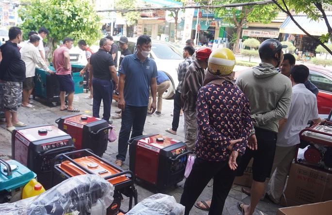 Mất điện triền miên, người dân đổ xô đi mua máy phát điện