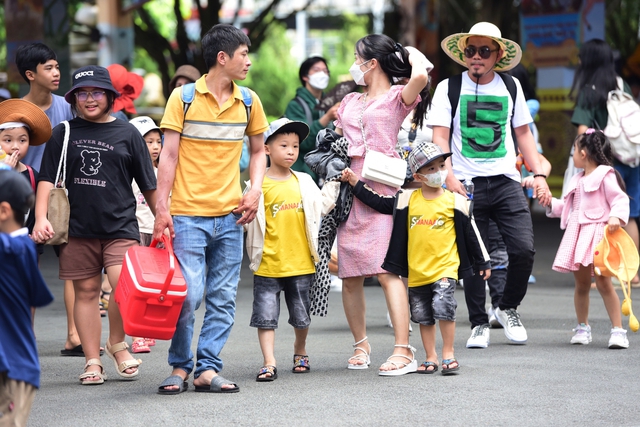 Thảo Cầm Viên đông nghẹt, Suối Tiên miễn phí vé cho trẻ em trong ngày Quốc tế thiếu nhi 1-6