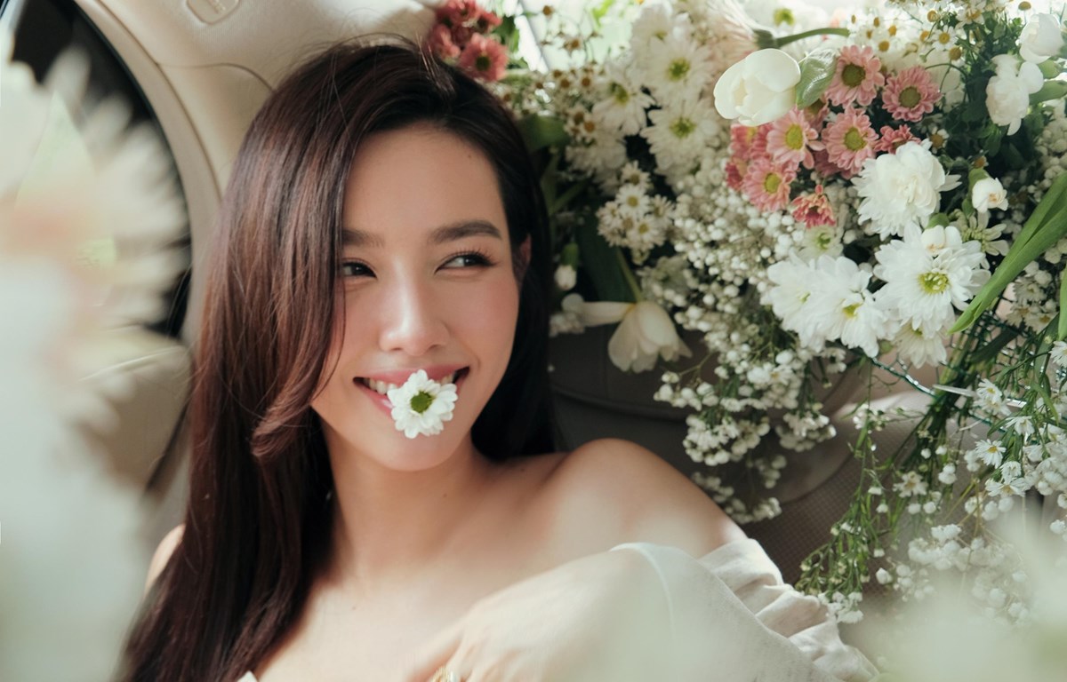 Hoa hậu Thùy Tiên khoe nhan sắc trong veo nhận ‘mưa’ lời khen