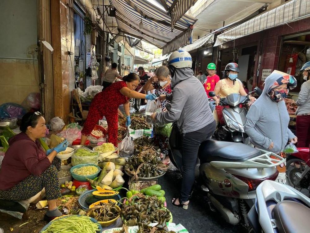 TP.HCM tấp nập người mua đồ cúng ngày Tết Đoan Ngọ