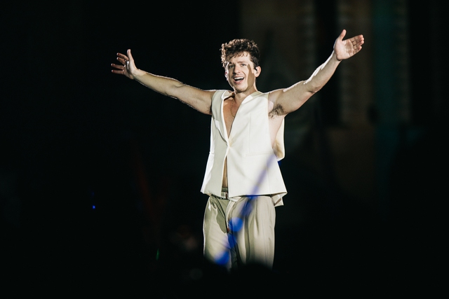 Thấy gì từ hiện tượng ‘cháy vé’ của sao ngoại?