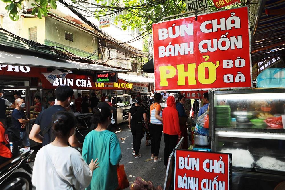 Cạnh bệnh viện nổi tiếng, ‘ngõ ẩm thực bình dân’ đông nghịt khách giữa trưa nắng