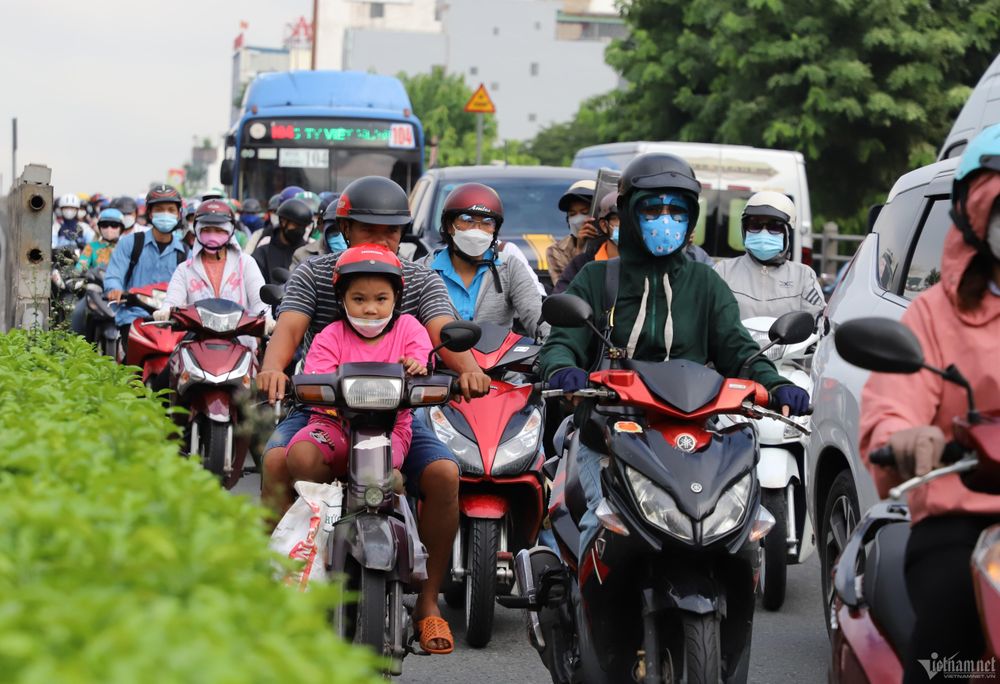 Lý do cửa ngõ Tân Sơn Nhất kẹt cứng, nghìn xe ‘chôn chân’ giờ cao điểm