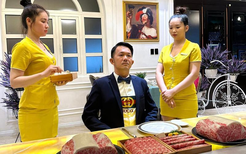 Nhà hàng ở TPHCM nhận ‘gạch đá’ vì phục vụ đút thức ăn, lau miệng cho khách