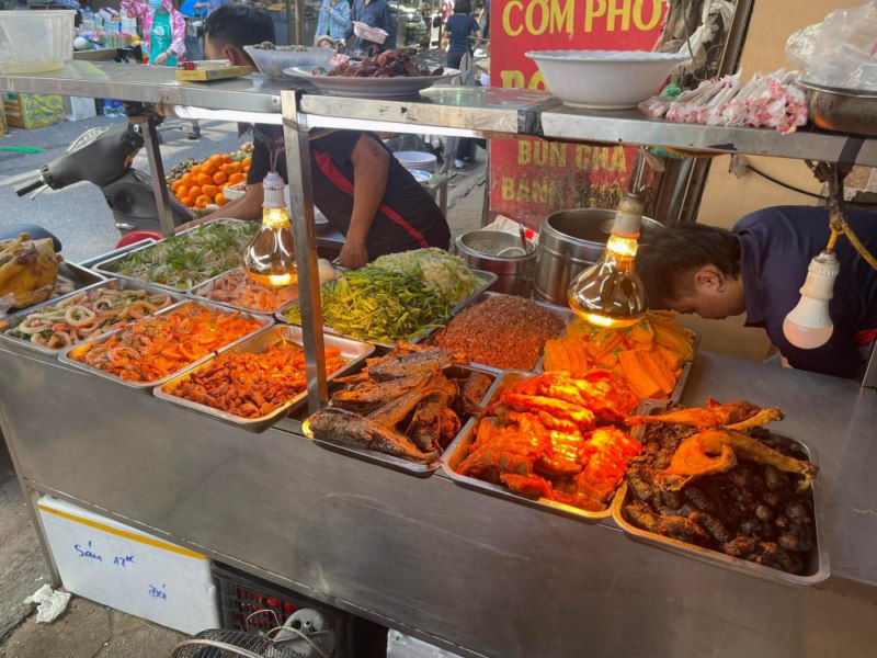 Quán cơm bình dân bán suất cơm 160 ngàn đồng bị tạm đóng cửa