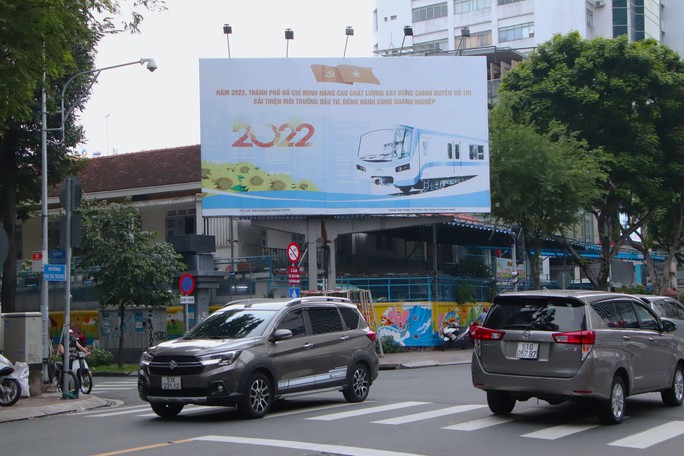 Những bảng quảng cáo ‘hết hạn’ ở TP HCM