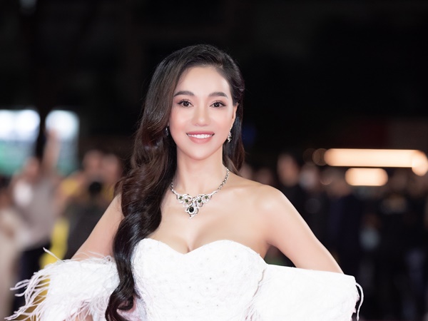 Bà Phạm Kim Dung xin lỗi vì những phát ngôn chưa chuẩn của Hoa hậu Ý Nhi