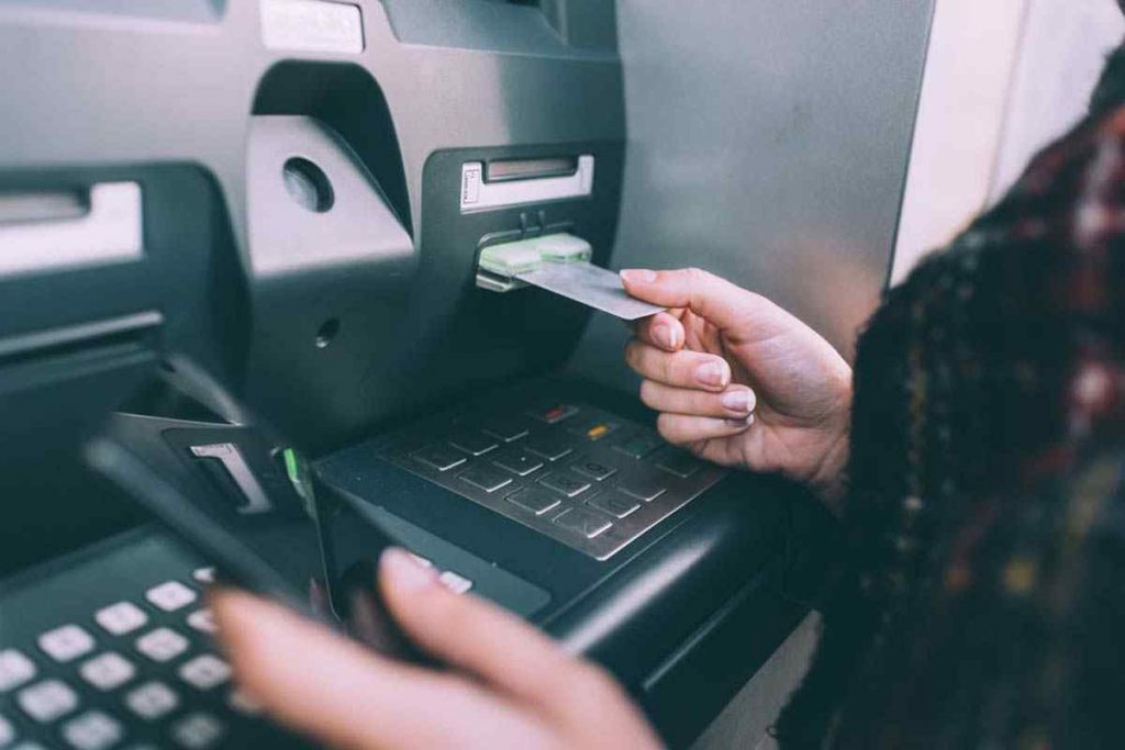 Rút tiền ATM như thế nào để không gặp những sự cố đáng tiếc