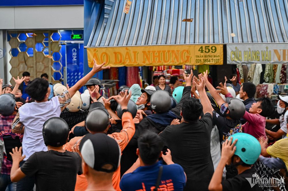 Trăm thanh niên ở TP.HCM thi nhau giật tiền cúng cô hồn