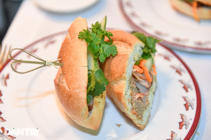 Cận cảnh chiếc bánh mì giá 260.000 đồng ở Hà Nội