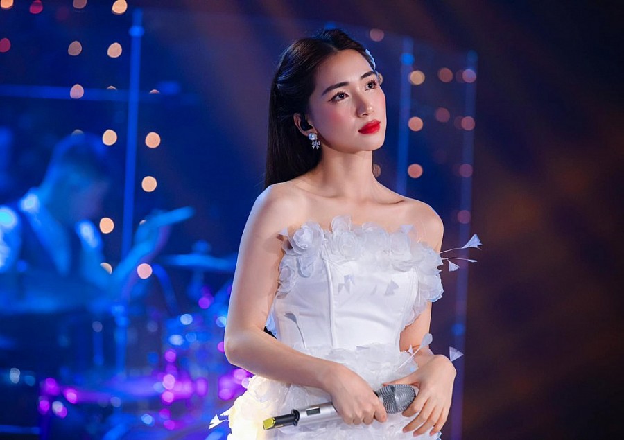 Hòa Minzy “ế show” sau 2 tháng không đi hát, phải mượn tiền quản lý?