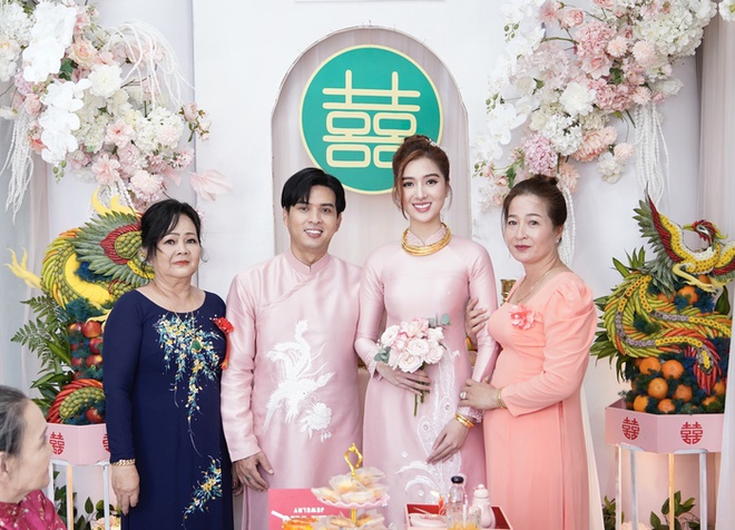 Hồ Quang Hiếu đi xuồng trong lễ ăn hỏi tại Cà Mau, cô dâu gây chú ý với chiều cao 1,8m