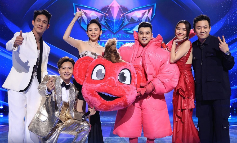 Dàn cố vấn “Ca sĩ mặt nạ” gây tranh cãi vì cố diễn sâu, bị chê kém duyên so với mùa 1