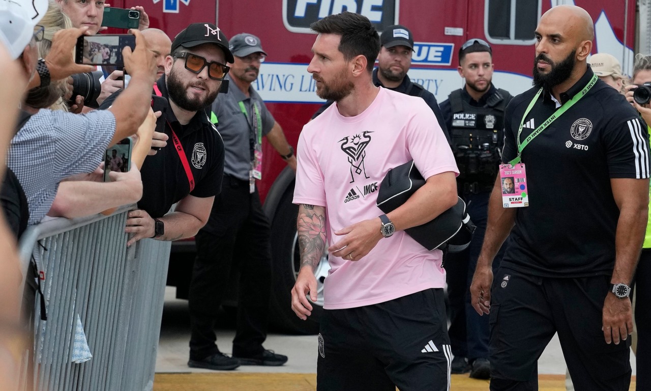 Khó tin! Mất việc chỉ vì xin chữ ký của Messi