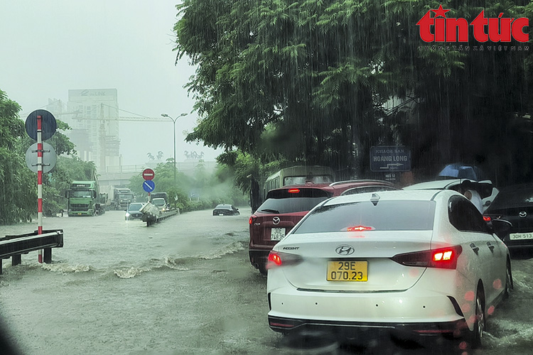 Hà Nội: Mưa lớn kéo dài gây ngập sâu, người dân chật vật đi lại