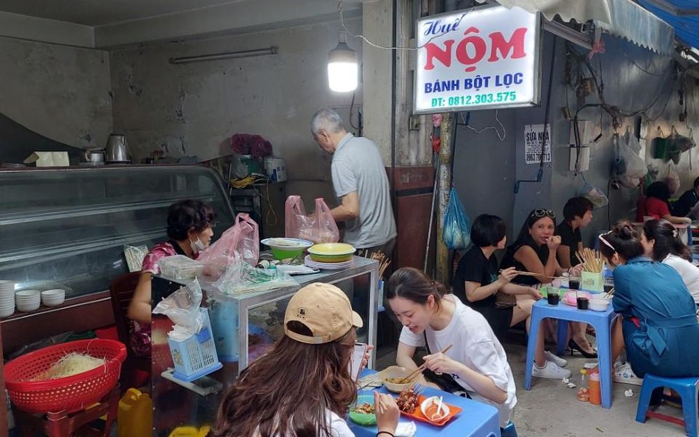 Khám phá nét văn hóa ẩm thực Hà thành qua phố ăn vặt Hàm Long