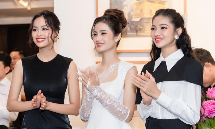 Hoa hậu Ý Nhi lại trở thành tâm điểm với phát ngôn gây tranh cãi tại triển lãm